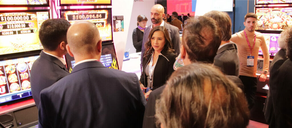 Arleth Godinez, Directora de ventas de Aruze Gaming, presentando los juegos de maquinas de casino de la marca